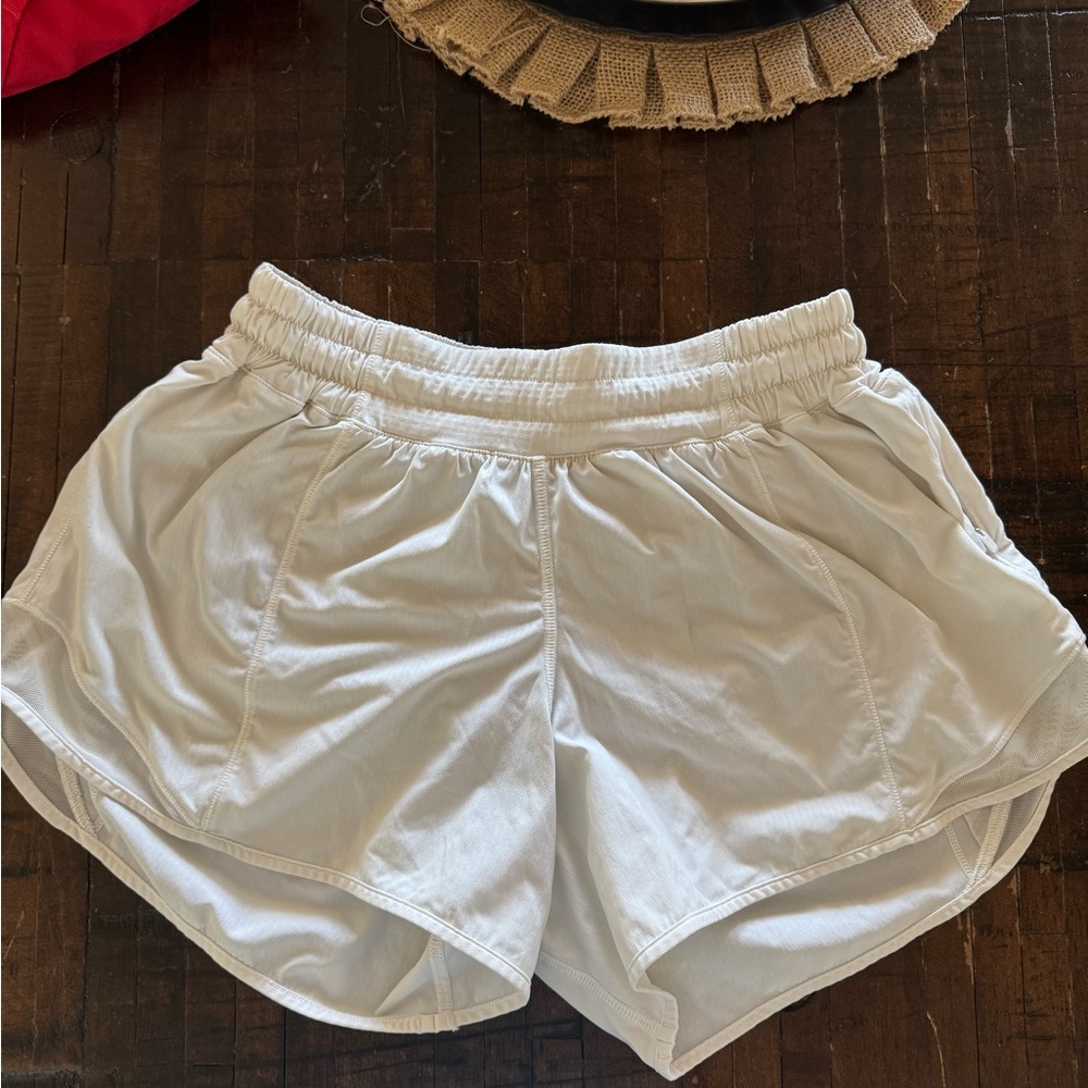 Lululemon- hotty hot low-rise lined shorts 4”